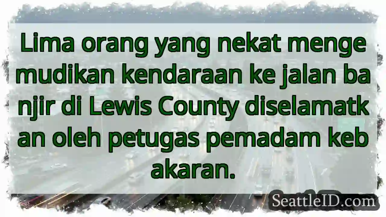 Kendaraan Terjebak Banjir! Lima Orang Diselamatkan
