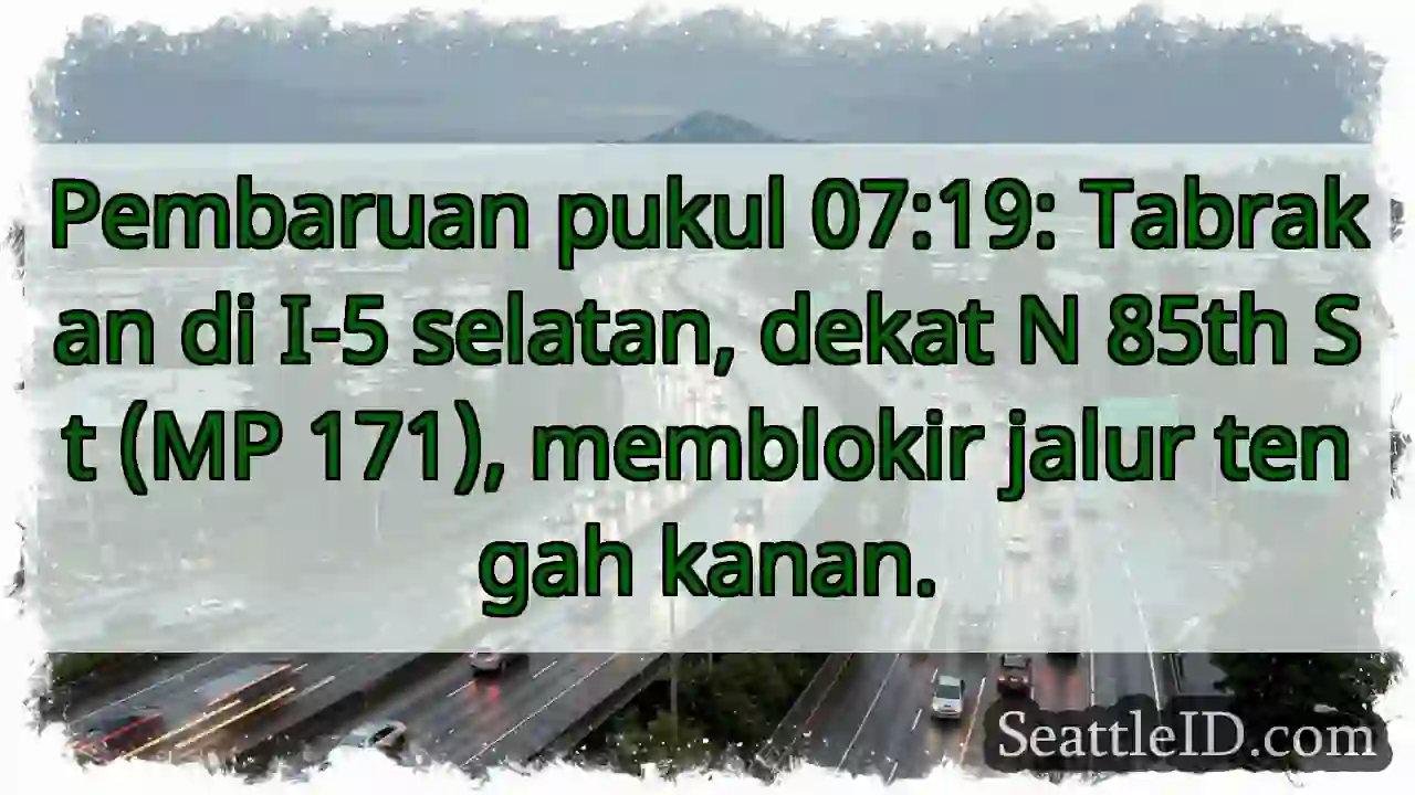 Tabrakan I-5 Selatan. Jalur kanan terblokir.