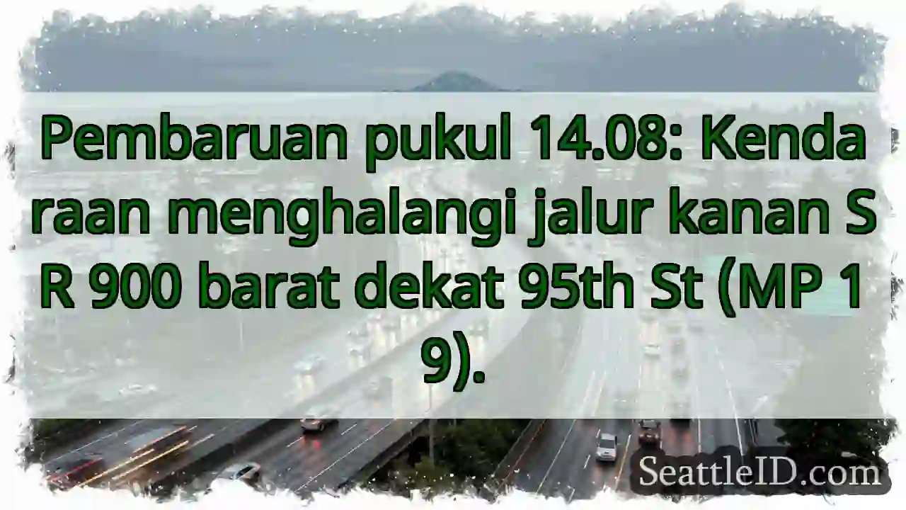 SR 900 Barat: Kendaraan menghalangi jalur kanan.